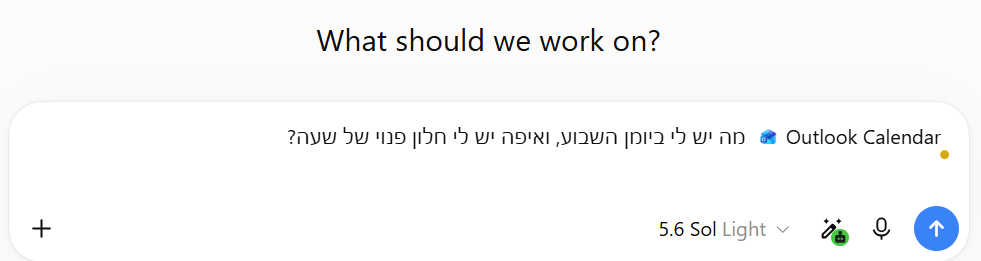 תיבת הכתיבה בשיחת Work, ובה הפנייה @Outlook Calendar והשאלה על היומן.